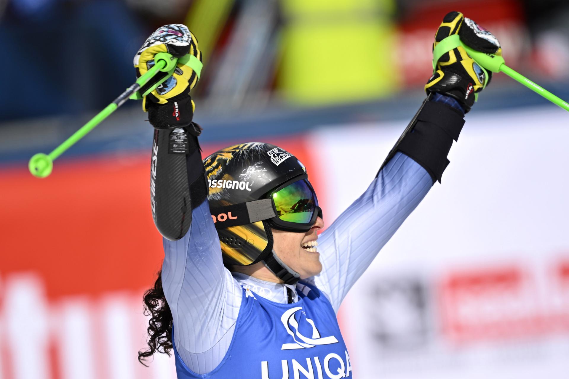 La italiana Federica Brignone celebra la victoria en la zona de meta en la segunda carrera de eslalon gigante femenino en la final de la Copa Mundial de esquí alpino FIS en Saalbach Hinterglemm, Austria. EFE/EPA/GIAN EHRENZELLER
