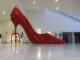 Vista de la escultura de grandes dimensiones que recrea el icónico zapato rojo de la película 'El diablo viste de Prada', diseñada en homenaje a la actriz Meryl Streep con motivo del Premio Princesa de Asturias de las Artes 2023. EFE/J.L.Cereijido