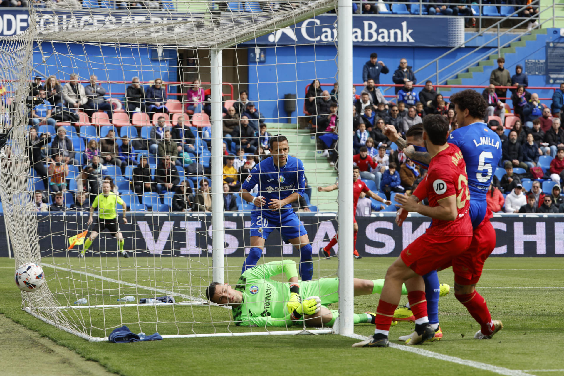 El defensa del Sevilla FC Sergio Ramos marca el 0-1 contra el Getafe, en el Coliseum. EFE/ Zipi
