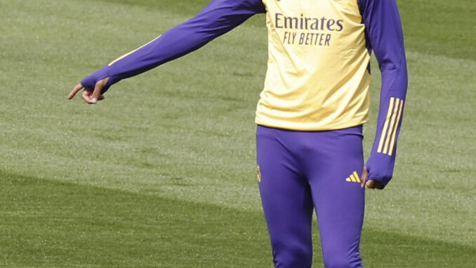 El jugador brasileño del Real Madrid Éder Militao, durante el entrenamiento previo a su enfrentamiento liguero contra el Athletic, este sábado. EFE/Chema Moya
