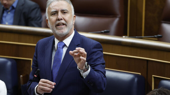 El ministro de Política Territorial y Memoria Democrática, Ángel Víctor Torres, interviene en la sesión de control al Gobierno celebrada este miércoles en el Congreso de los Diputados en Madrid. EFE/Chema Moya
