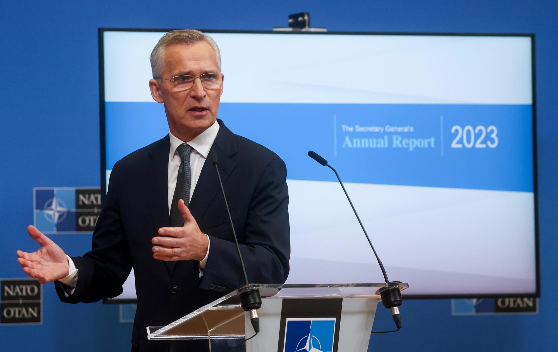 El Secretario General de la OTAN, Jens Stoltenberg, responde a las preguntas de un periodista durante una conferencia de prensa de presentación de su informe anual para 2023 en la sede de la OTAN en Bruselas, Bélgica, el 14 de marzo de 2024. (Bélgica, Bruselas) EFE/EPA/OLIVIER HOSLET
