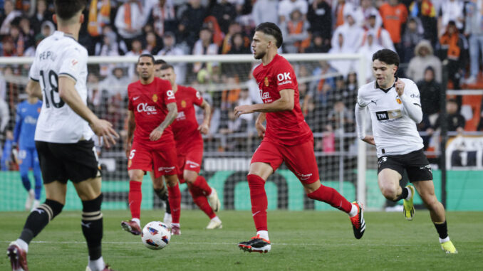 El defensa del RCD Mallorca José Manuel Copete y el centrocampista del Valencia CF Francisco Martinez, durante el partido de la jornada 30 de LaLiga en el estadio de Mestalla, en Valencia. EFE/ Ana Escobar
