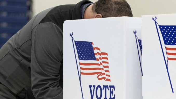 Una persona vota durante una jornada electoral en EE.UU., en una fotografía de archivo. EFE/ Michael Reynolds
