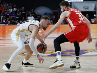 Dzanan Musa, ante Rokas Giedraitis. EFE/Chema Moya