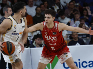 El jugador del Real Madrid F. Campazzo y el jugador del Baxi Manresa D. García, durante el partido de la jornada 27 de la Liga Endesa de Baloncesto disputado este domingo en el Wizink Center en Madrid.-EFE/ Zipi Aragón