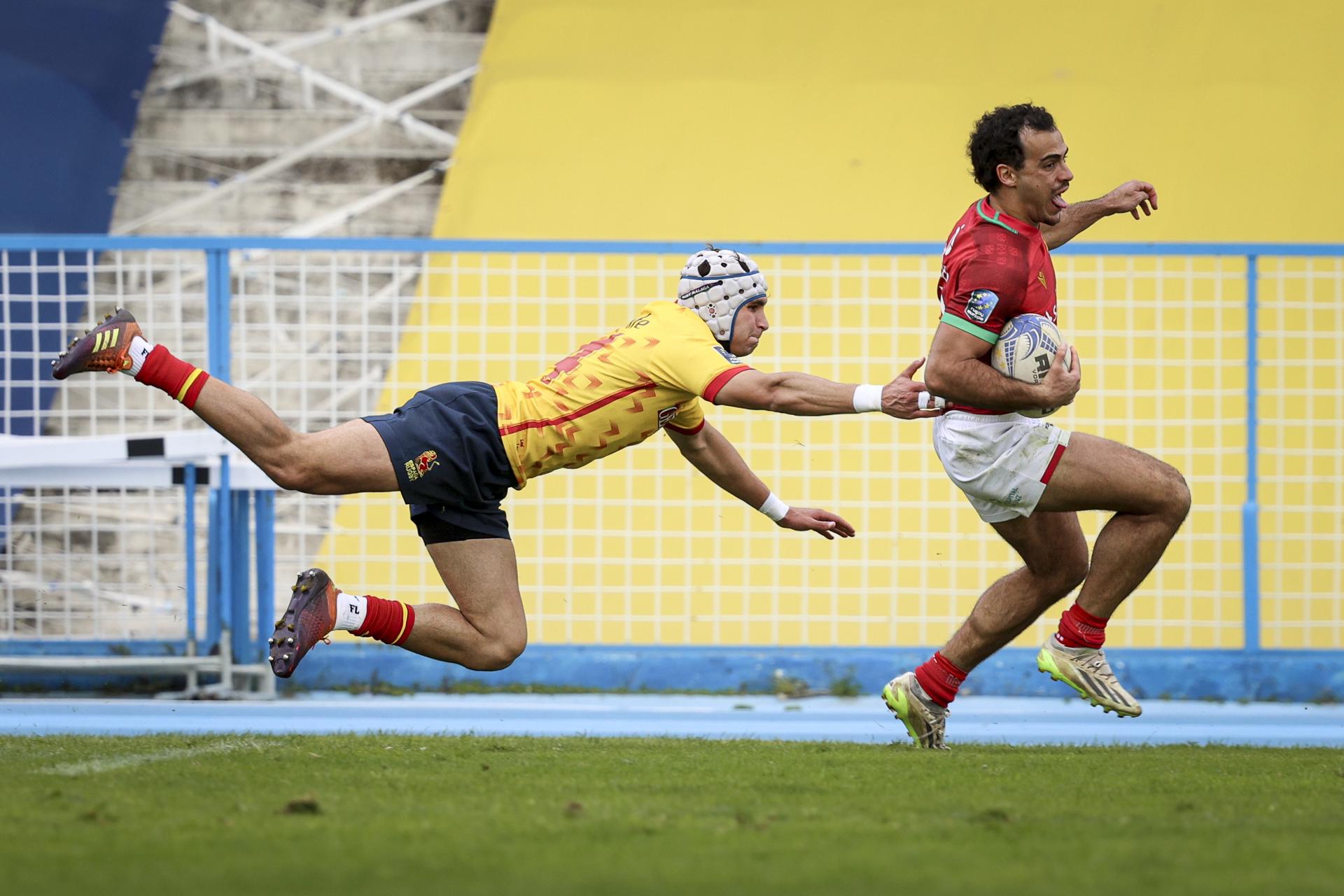 El portugués Manuel Pinto (d) se escapa del español Alberto Carmona durante la semifinal del Rugby Europe Championship 2024 disputado en Lisboa, Portugal. EFE/EPA/FILIPE AMORIM
