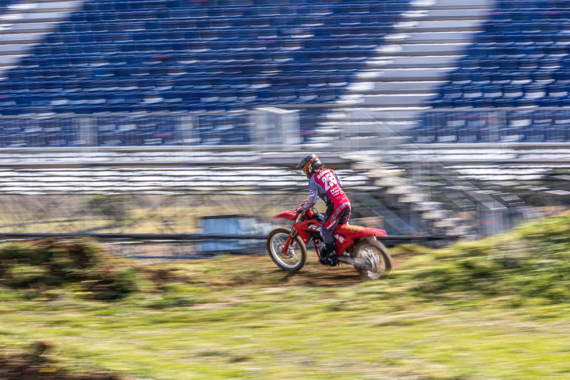 Daniela Guillén, subcampeona del mundo de motocross, declaró este jueves que, tras el cambio de equipo realizado para esta temporada, entrenar con pilotos rápidos le ha "ayudado muchísimo a mejorar en distintos aspectos", algo por lo que está "muy satisfecha".EFE/ Martín Muñoz/last Lap
