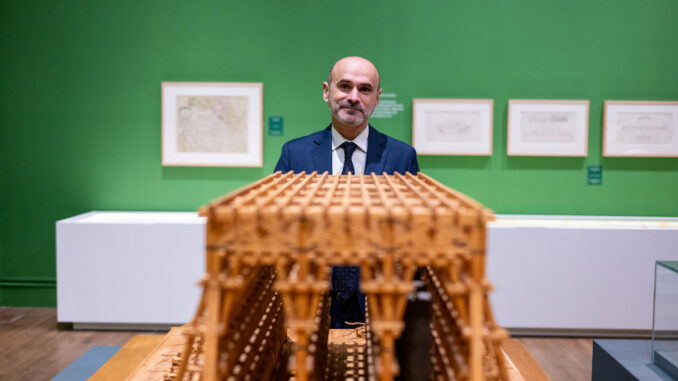 Daniel Crespo, comisario de la exposición 'Agustín de Betancourt' que fue el fundador de la Escuela de Caminos y Canales, que acoge la Biblioteca Nacional, durante la inauguración este miércoles en Madrid. EFE/ Fernando Villar
