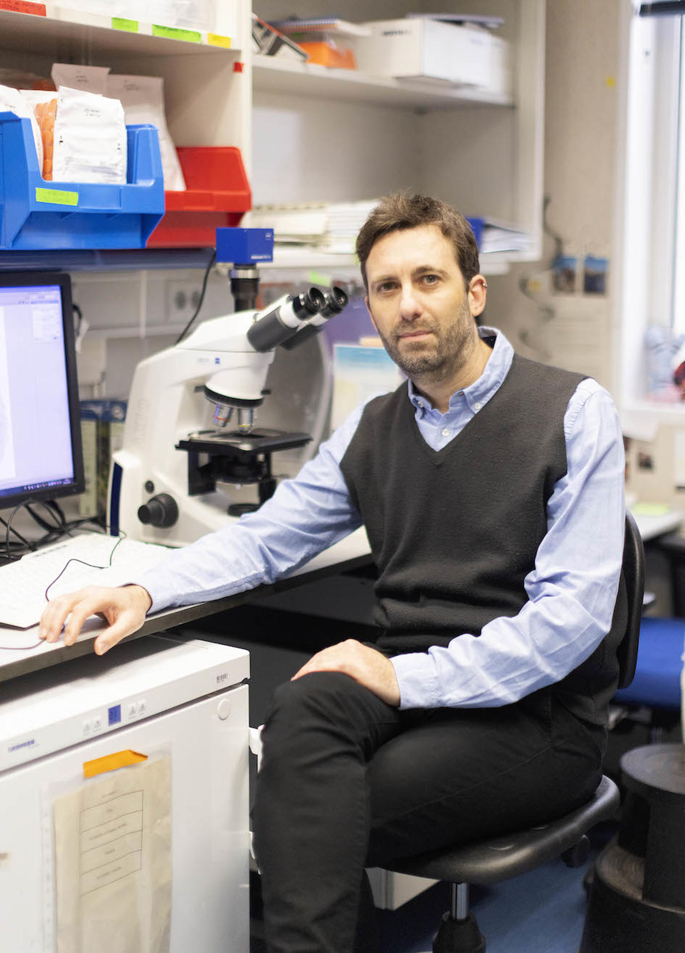 Alejo Efeyan, jefe del Grupo de Metabolismo y Señalización Celular del Centro Nacional de Investigaciones Oncológicas (CNIO), en su laboratorio. Imagen cedida por el CNIO.
