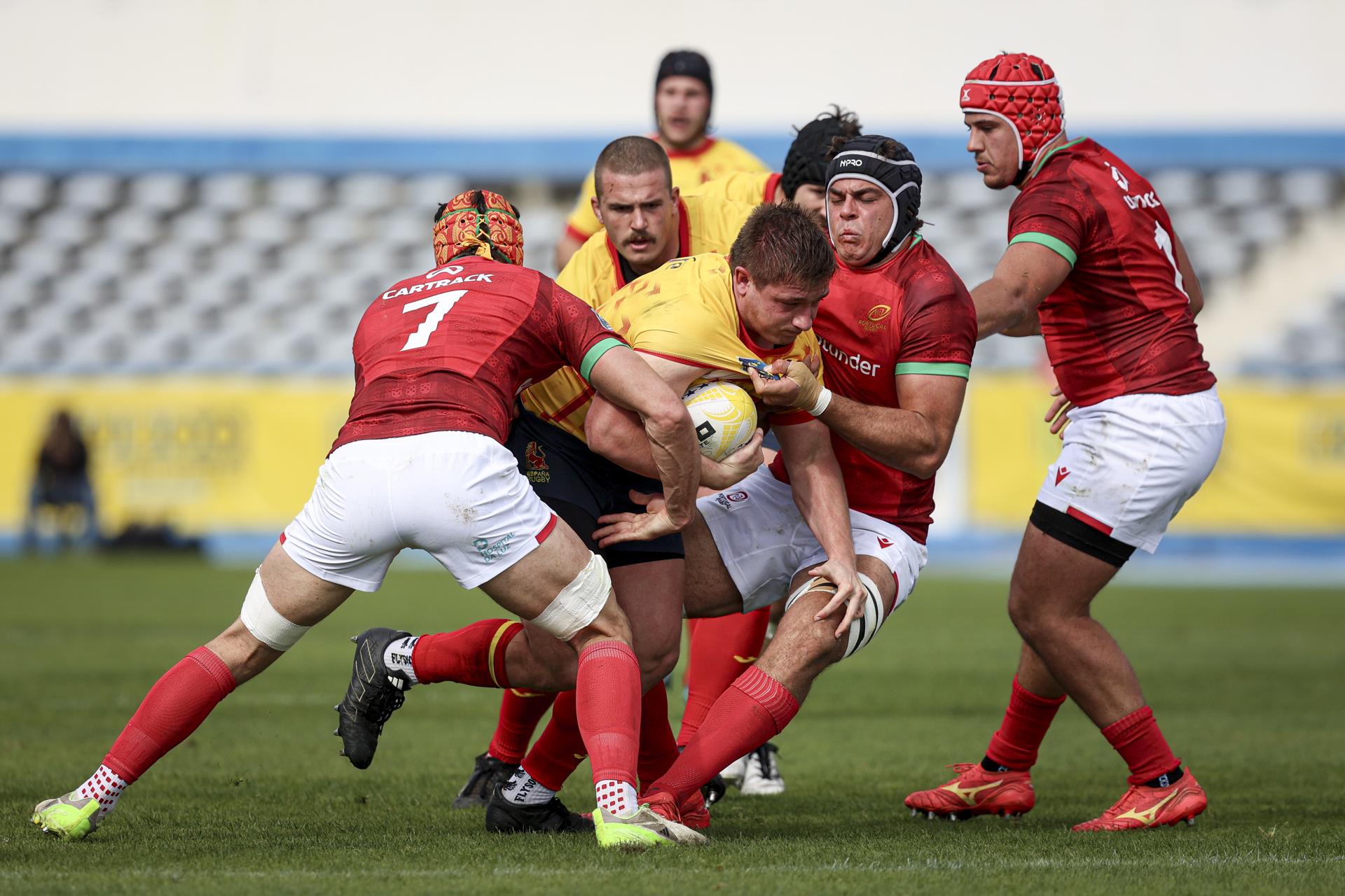 El español Alvaro Garcia (C) es bloqueado durante la semifinal del Rugby Europe Championship 2024 disputado en Lisboa, Portugal. EFE/EPA/FILIPE AMORIM
