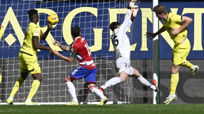 El delantero noruego del Villarreal Alexander Sørloth (d), marca el quinto gol de su equipo ante el Granada, durante el partido de la jornada 27 de la Liga ES Sports que enfrentó a sus equipos este domingo en el estadio de la Cerámica de Villarreal. EFE/ Andreu Esteban
