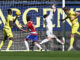 El delantero noruego del Villarreal Alexander Sørloth (d), marca el quinto gol de su equipo ante el Granada, durante el partido de la jornada 27 de la Liga ES Sports que enfrentó a sus equipos este domingo en el estadio de la Cerámica de Villarreal. EFE/ Andreu Esteban