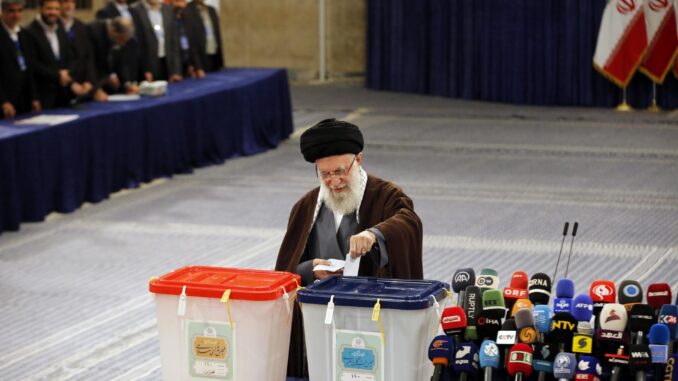 El líder supremo iraní, Ali Jamenei, llega para emitir su voto durante las elecciones legislativas iraníes en Teherán. EFE/EPA/ABEDIN TAHERKENAREH
 EFE/EPA/ABEDIN TAHERKENAREH
