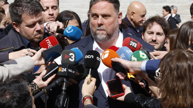 El presidente de ERC, Oriol Junqueras, atiende a los medios tras la aprobación del dictamen de la Ley Orgánica de amnistía para la normalización institucional, política y social en Cataluña, tras el pleno del Congreso este jueves. EFE/ Zipi
