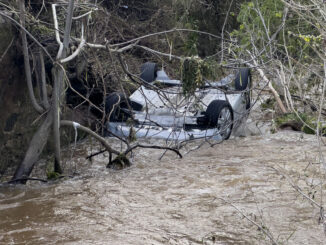 Las fuertes lluvias sobre la provincia de Sevilla han provocado inundaciones en la localidad de San Nicolás del Puerto, donde ha quedado desbordada su playa fluvial e incluso la presa que hace que se mantenga la citada playa en su casco urbano. EFE/ David Arjona