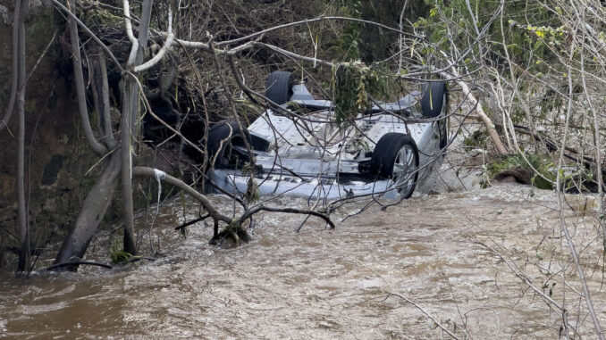 Las fuertes lluvias sobre la provincia de Sevilla han provocado inundaciones en la localidad de San Nicolás del Puerto, donde ha quedado desbordada su playa fluvial e incluso la presa que hace que se mantenga la citada playa en su casco urbano. EFE/ David Arjona
