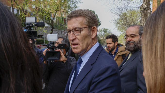 El líder popular, Alberto Núñez Feijóo, rodeado de periodistas, en el marco de su asistencia al homenaje al político Eugenio Nasarre, fallecido el pasado mes de enero, celebrado este lunes en la Universidad CEU San Pablo de Madrid. EFE/ Zipi
