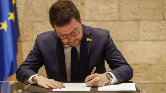 El presidente de la Generalitat, Pere Aragonès, durante el acto de firma el decreto de disolución del Parlament y de convocatoria de elecciones para el 12 de mayo. EFE/Quique García
