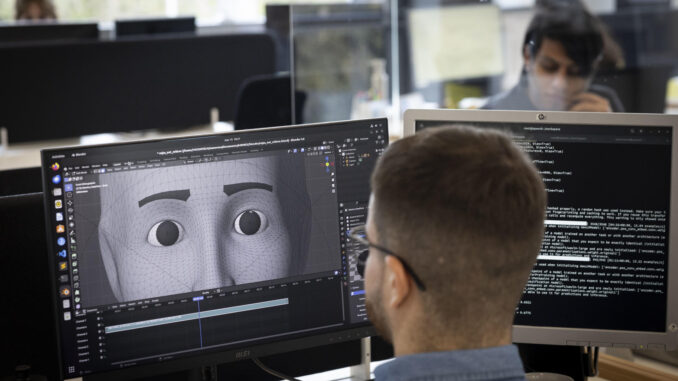 Imagen de archivo de un técnico trabajando con tecnología de inteligencia artificial. EFE/Javier Etxezarreta
