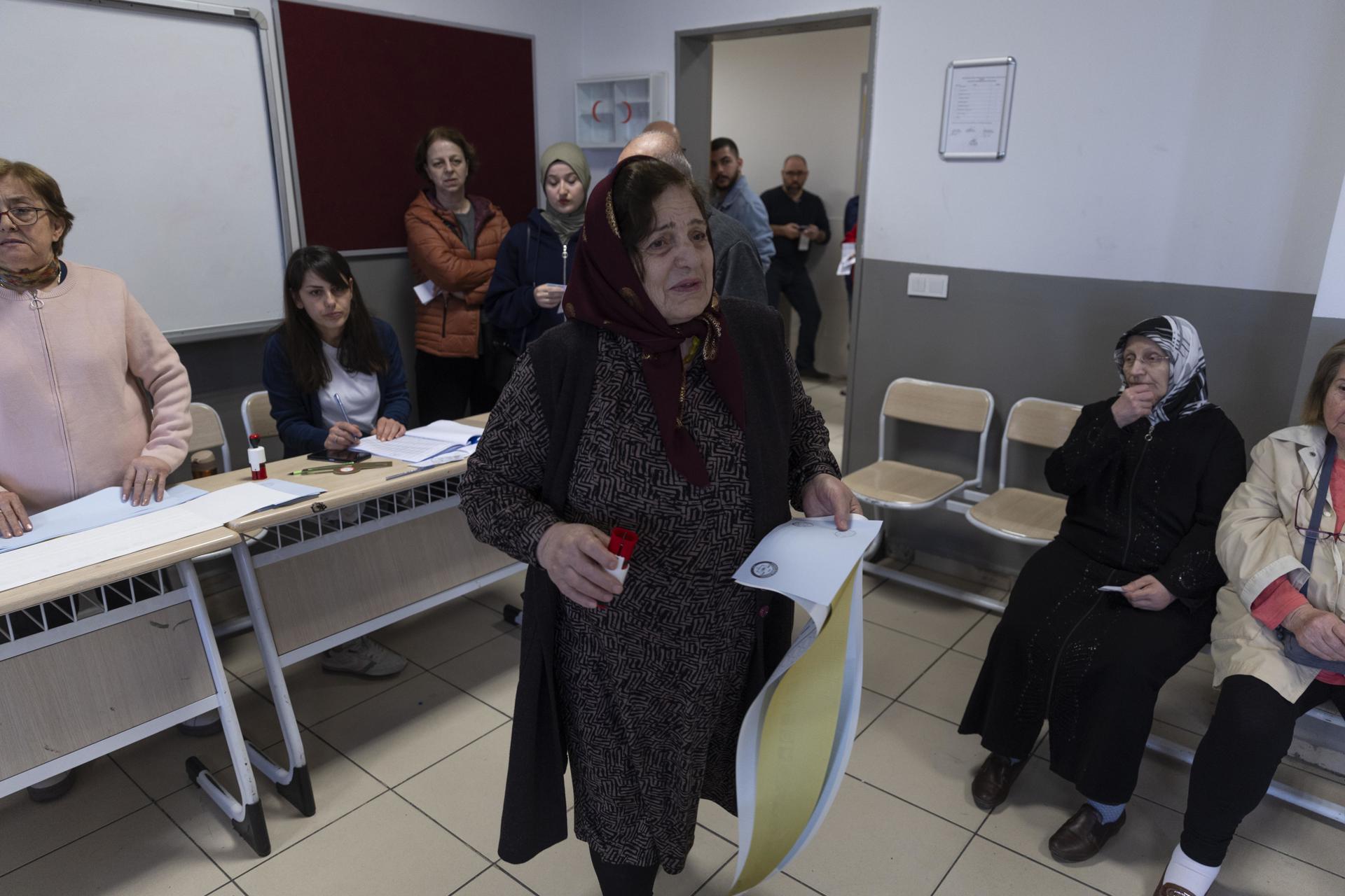 Una mujer vota en un colegio electoral de Estambul, durante las elecciones locales turcas. EFE/EPA/Tolga Bozoglu
