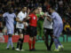 El delantero del Real Madrid, Joselu (d), protesta al colegiado Gil Manzano el gol anulado en el último momento del encuentro correspondiente a la jornada 27 de Primera División que Valencia y Real Madrid disputaron en el estadio de Mestalla, en Valencia. EFE / Biel Aliño.