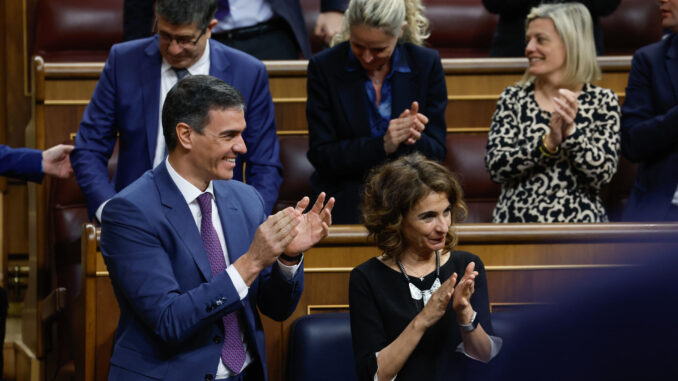 MADRID, 14/03/2024.- El presidente del Gobierno, Pedro Sánchez (i), y la ministra de Hacienda, María Jesús Montero (c), junto al resto de la bancada socialista aplaude la aprobación del dictamen de la Ley Orgánica de amnistía para la normalización institucional, política y social en Cataluña, tras el pleno del Congreso este jueves. EFE/ Zipi
