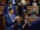 MADRID, 14/03/2024.- El presidente del Gobierno, Pedro Sánchez (i), y la ministra de Hacienda, María Jesús Montero (c), junto al resto de la bancada socialista aplaude la aprobación del dictamen de la Ley Orgánica de amnistía para la normalización institucional, política y social en Cataluña, tras el pleno del Congreso este jueves. EFE/ Zipi