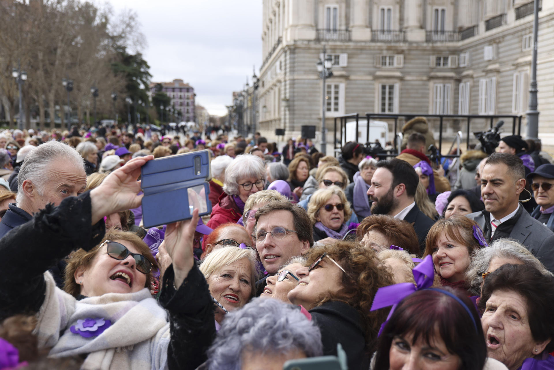 El alcalde de Madrid, José Luis Martínez-Almeida (c), posa para un selfi mientras asiste al 'flashmob' protagonizado por las usuarias de los centros municipales de mayores de los 21 distritos de la ciudad. EFE/Jimena Sánchez
