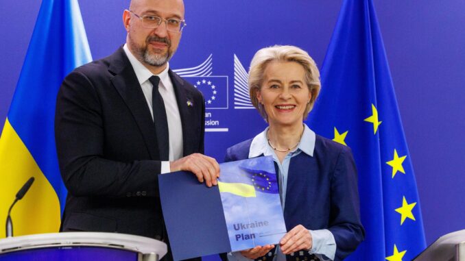 La presidenta de la Comisión Europea, Ursula von der Leyen, junto al primer ministro ucraniano, Denís Shmihal, en la sede del Ejecutivo comunitario en Bruselas. EFE/EPA/Olivier Matthys
