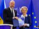 La presidenta de la Comisión Europea, Ursula von der Leyen, junto al primer ministro ucraniano, Denís Shmihal, en la sede del Ejecutivo comunitario en Bruselas. EFE/EPA/Olivier Matthys