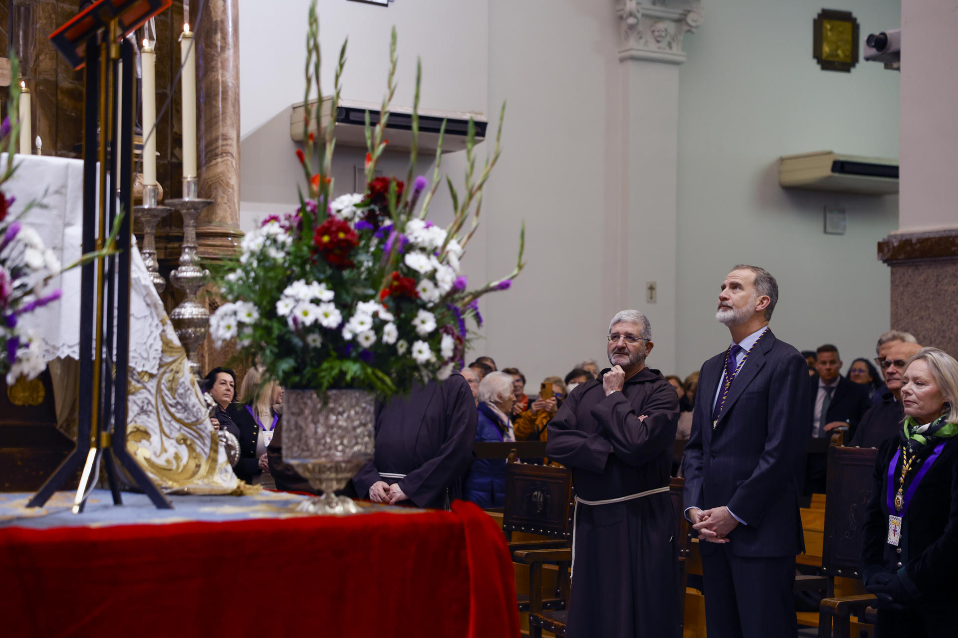 El rey Felipe VI (2d) ante la imagen del Cristo de Medinaceli. EFE/ Javier Lizón
