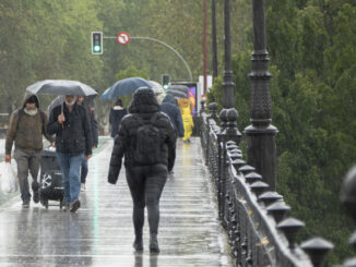 Peatones caminan bajo la lluvia en Sevilla, este domingo. Andalucía ha puesto este domingo punto y final a una Semana Santa pasada por agua que, si bien ha sido de las peores que se recuerdan para los cofrades, se ha tornado de las más beneficiosas para el campo, ayudando a paliar una situación de sequía preocupante. Este Domingo de Resurrección ha vuelto a ser una jornada en blanco para esa Andalucía cofrade que durante siete días ha mirado al cielo con desesperanza y ha asumido con resignación que la lluvia, más que necesaria, ha dado al traste con las ilusiones de todo un año de espera. EFE/ David Arjona