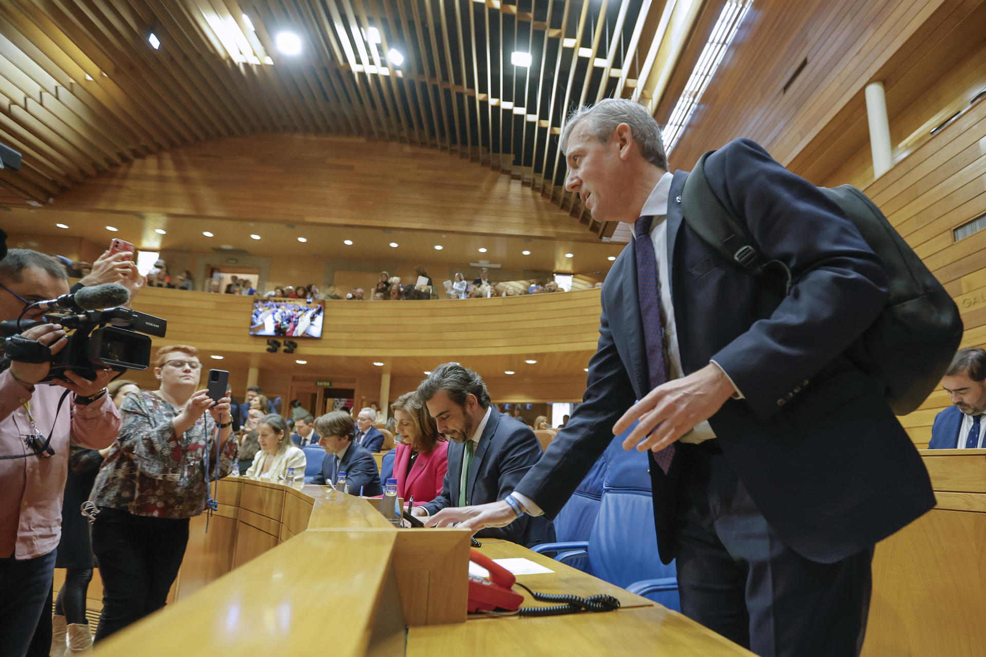 El presidente electo de la Xunta de Galicia, Alfonso Rueda, llega al escaño en la sesión constitutiva del Parlamento gallego que inicia la XII Legislatura tras las elecciones del pasado 18 de febrero, este lunes en Santiago de Compostela. EFE/Lavandeira jr
