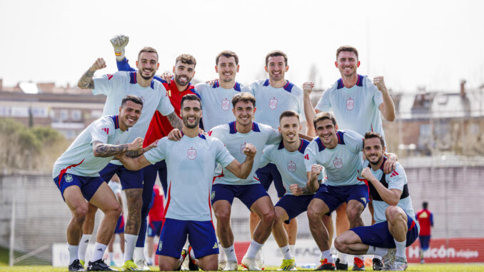 -Los jugadores de la selección española de Fútbol, durante el entrenamiento este miércoles en la Ciudad del Fútbol en Las Rozas (Madrid), donde continúa la preparación del amistoso del próximo viernes contra Colombia en Londres.-EFE/ RFEF
