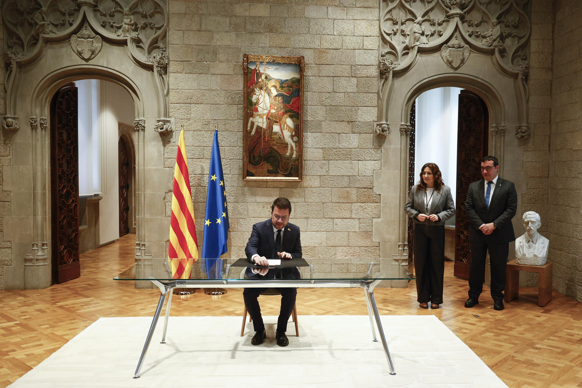 El presidente de la Generalitat, Pere Aragonès, acompañado por la vicepresidenta, Laura Vilagrà (2d) y el secretario del Govern, Xavier Bernadí Gil (d), durante el acto de firma el decreto de disolución del Parlament y de convocatoria de elecciones para el 12 de mayo. EFE/Quique García
