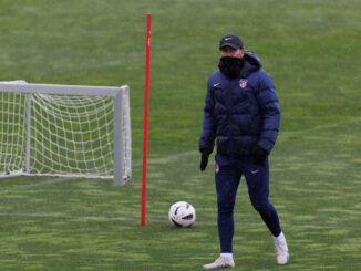 Simeone, durante el entrenamiento de este domingo.-EFE/Sergio Pérez