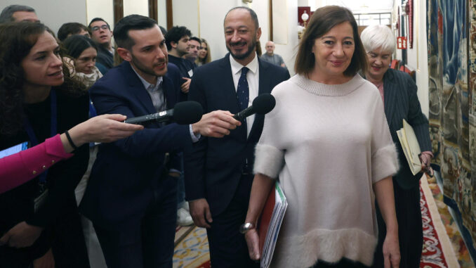 La presidenta del Congreso, Francina Armengol (2d), acompañada por el vicepresidente primero, Alfonso Rodríguez Gómez de Celis (2d), y de la secretaria segunda, Isaura Leal (d), pasan junto a la prensa mientras se dirigen a la reunión de la Mesa del Congreso este martes, en la Cámara Baja. EFE/ Javier Lizón
