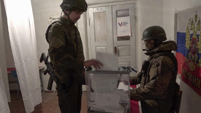 Una imagen fija tomada de un vídeo distribuido el 13 de marzo de 2024 por el servicio de prensa del Ministerio de Defensa de Rusia muestra a militares rusos del 29º Ejército de Armas Combinadas de la Guardia del grupo de tropas Vostok de El Territorio Trans-Baikal vota en las elecciones presidenciales rusas en una operación militar especial en el territorio de la República Popular de Donetsk, en la parte de Ucrania controlada por Rusia. El Consejo de la Federación ha previsto elecciones presidenciales para el 17 de marzo de 2024. La votación durará tres días: 15, 16 y 17 de marzo. Para el puesto de jefe de Estado compiten cuatro candidatos registrados por la Comisión Electoral Central de la Federación de Rusia: Leonid Slutsky, Nikolai Kharitonov, Vladislav Davankov y Vladimir Putin. Los residentes de Donbass y Novorossiya eligen por primera vez al presidente de Rusia. (Elecciones, Rusia, Ucrania) EFE/EPA/MINISTERIO DE DEFENSA DE RUSIA FOLLETO DE PRENSA FOLLETO SÓLO PARA USO EDITORIAL/NO VENTAS FOLLETO SÓLO PARA USO EDITORIAL/NO VENTAS FOLLETO SÓLO PARA USO EDITORIAL/NO VENTAS
