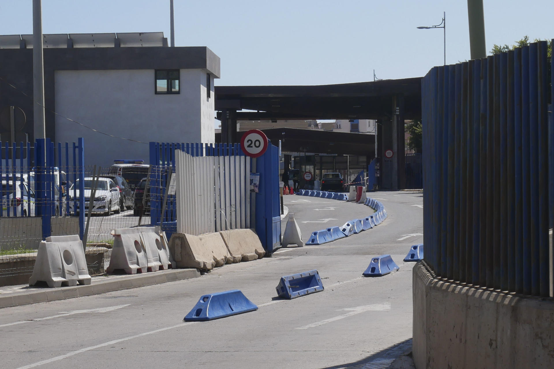 Vista del paso fronterizo entre España y Marruecos en Beni Anzar (Melilla). La imagen del cierre las fronteras terrestres de Melilla y Ceuta en la madrugada del 13 de marzo de 2020 fue una de las primeras que constató el cerrojazo que iba a suponer la pandemia del coronavirus en todo el mundo. EFE/ Paqui Sánchez
