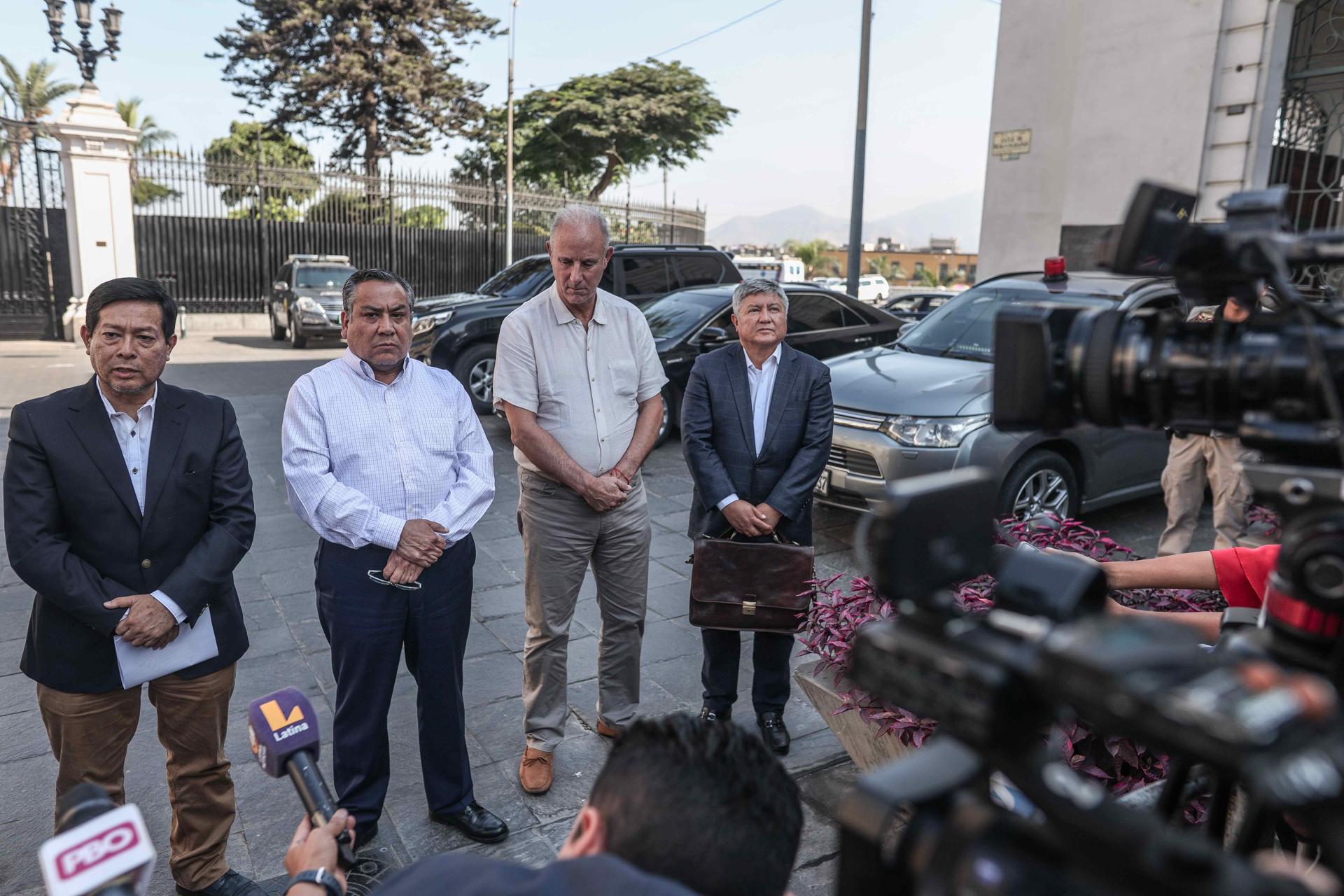 El presidente del Consejo de Ministros de Perú, Gustavo Adrianzén (2-i), da declaraciones a periodistas acompañado por otros ministros este sábado, afuera del Palacio de Gobierno de Perú en Lima (Perú). EFE/ Stringer
