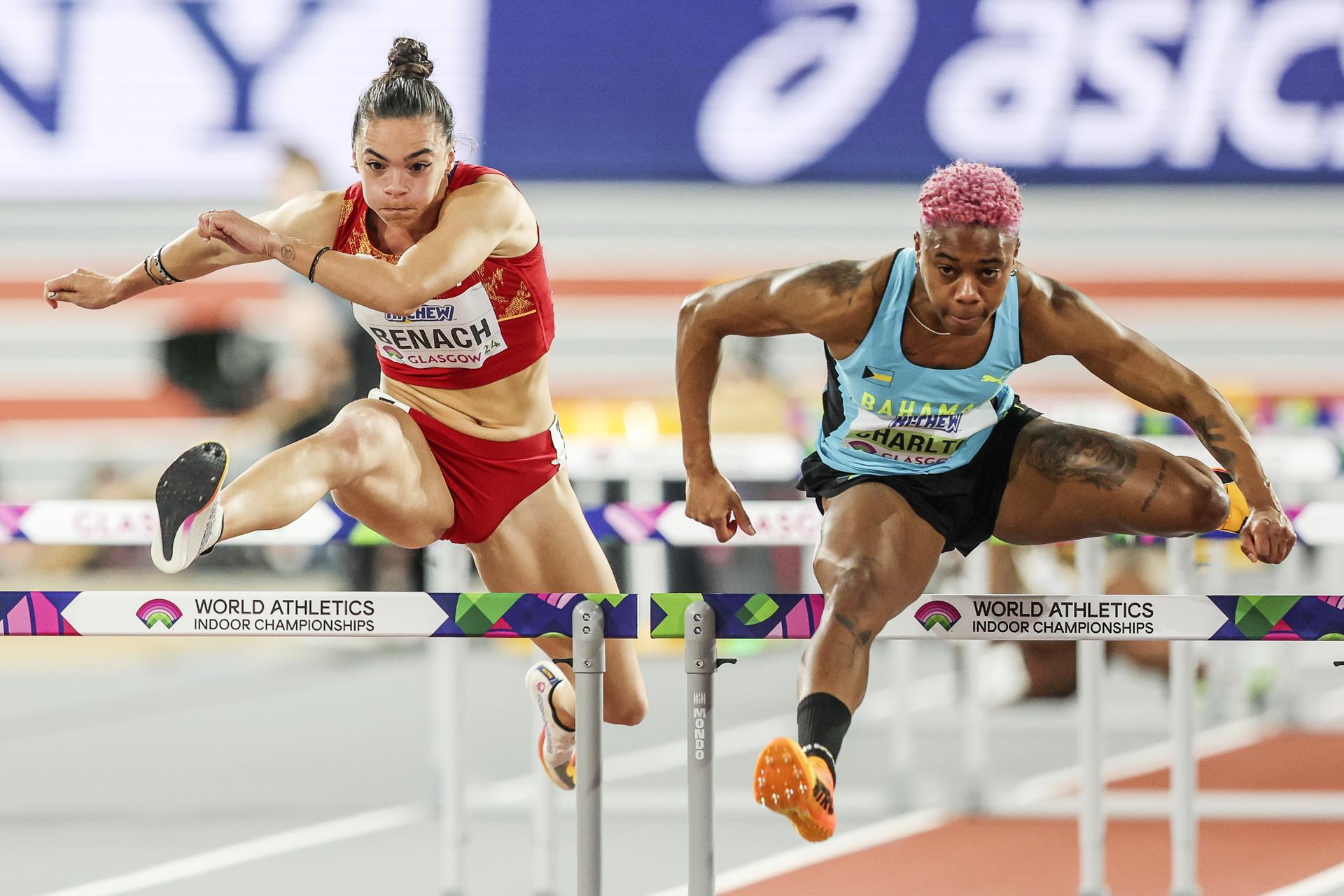 La atleta española Xenia Benach de España (i) y Devynne Charlton de Bahamas (d) compiten en una serie de 60 m vallas en el Campeonato Mundial de Atletismo de pista cubierta en Glasgow. EFE/EPA/ROBERT PERRY
