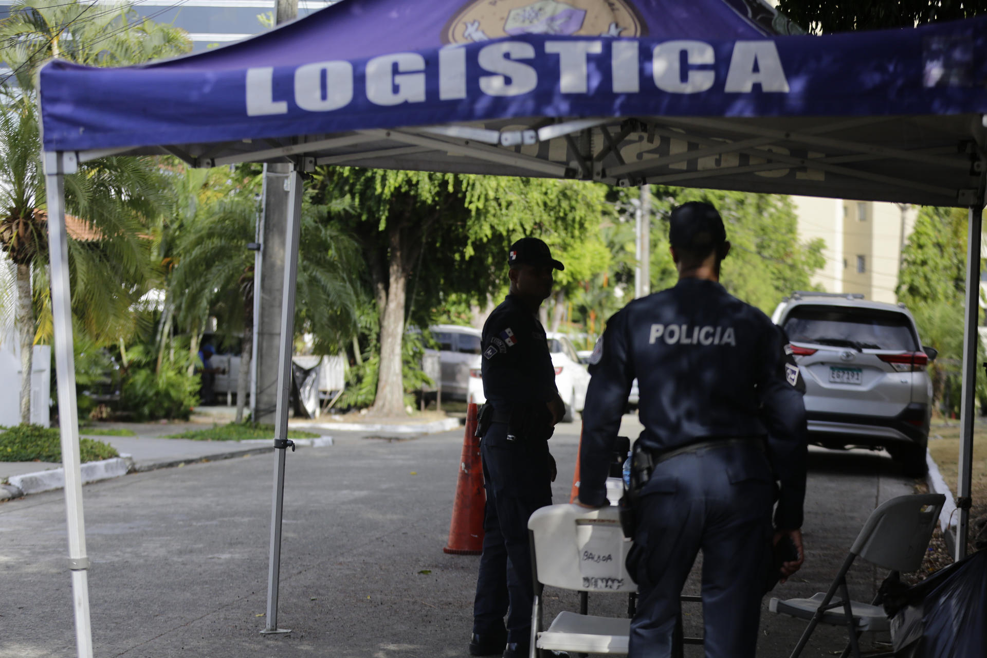 Policías custodian los alrededores de la embajada de Nicaragua donde se encuentra el expresidente Ricardo Martinelli este lunes, en Ciudad de Panamá (Panamá). EFE/Carlos Lemos
