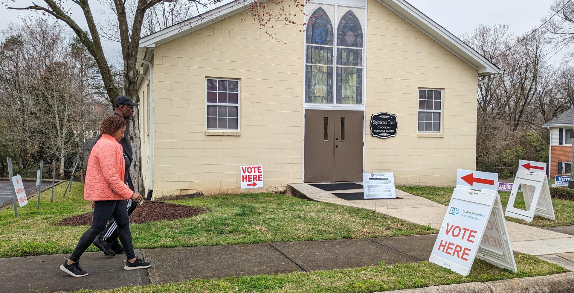 Una pareja llega a un centro de votación este martes en Durham, Carolina del Norte (EE. UU). EFE/Eduard Ribas
