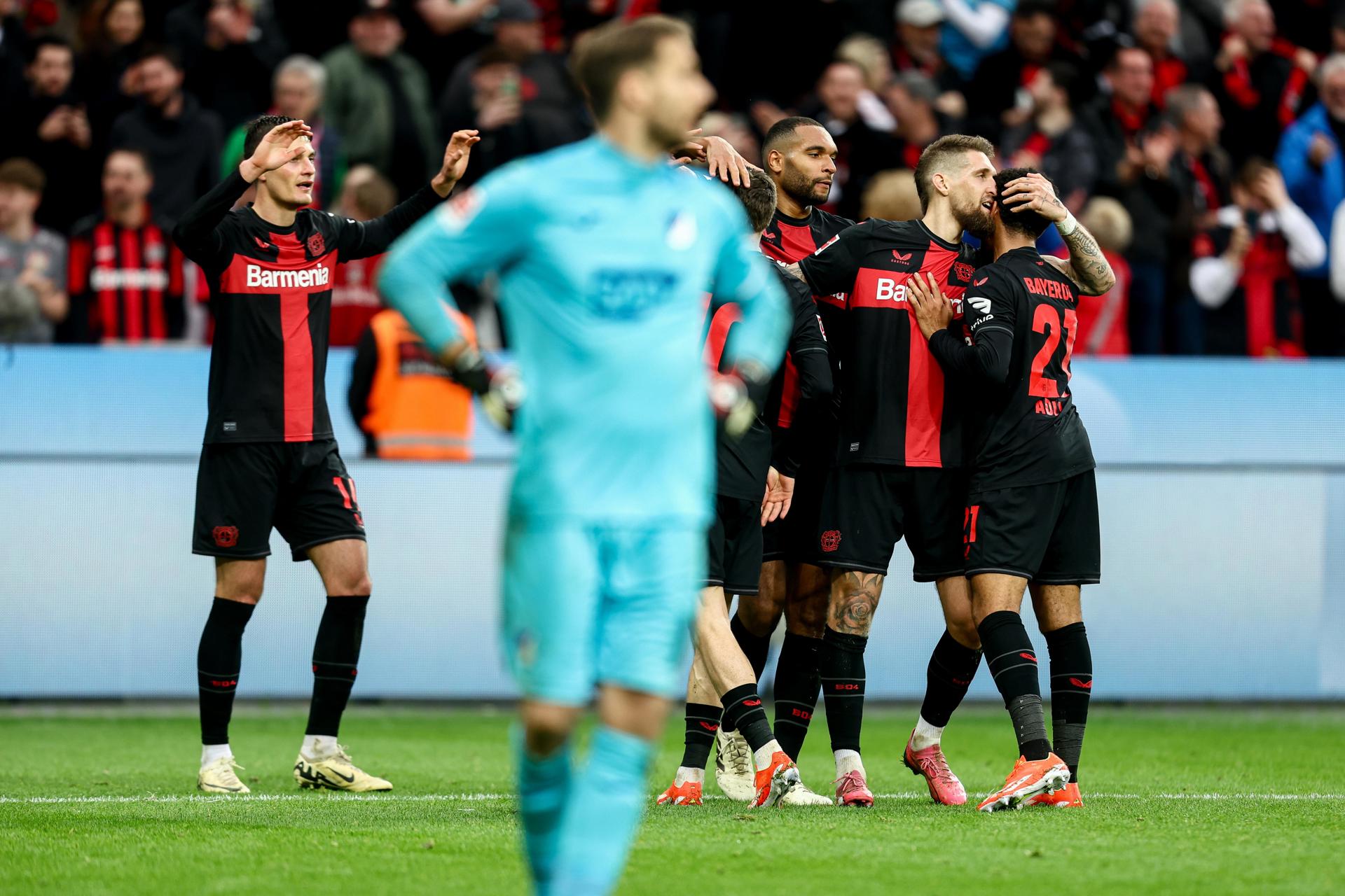 El jugador del Leverkusen Patrik Schick (I) celebra un gol durante el partido que han jugado Bayer 04 Leverkusen y TSG Hoffenheim en Leverkusen, Alemania. EFE/EPA/LEON KUEGELER
