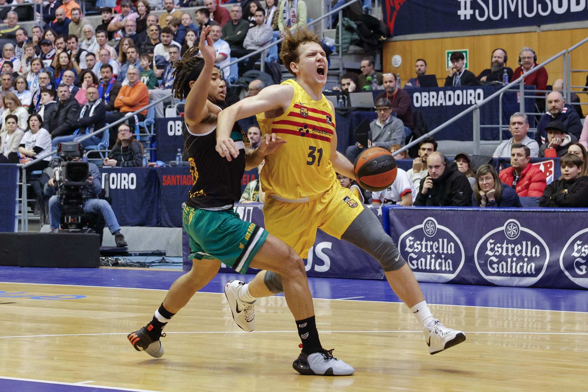 Rokas Jokubaitis del Monbús Obradoiro, frente a Devon Dotson del Barcelona, durante el partido de la jornada 27 de la liga Endesa de baloncesto, este domingo en el pabellón de Sar en Santiago de Compostela. EFE/Lavandeira jr
