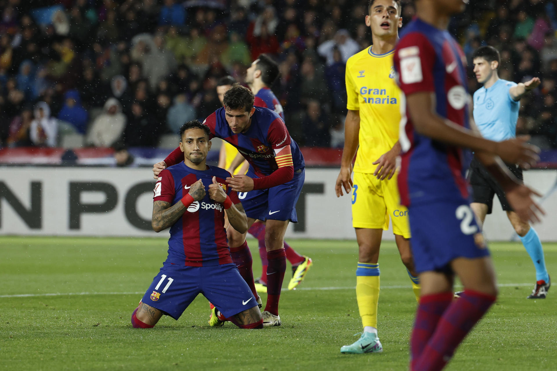 El delantero del FC Barcelona Raphinha (i) se lamenta junto a Sergi Roberto durante el partido de la jornada 30 en el estadio olímpico Lluís Companys. EFE/Toni Albir
