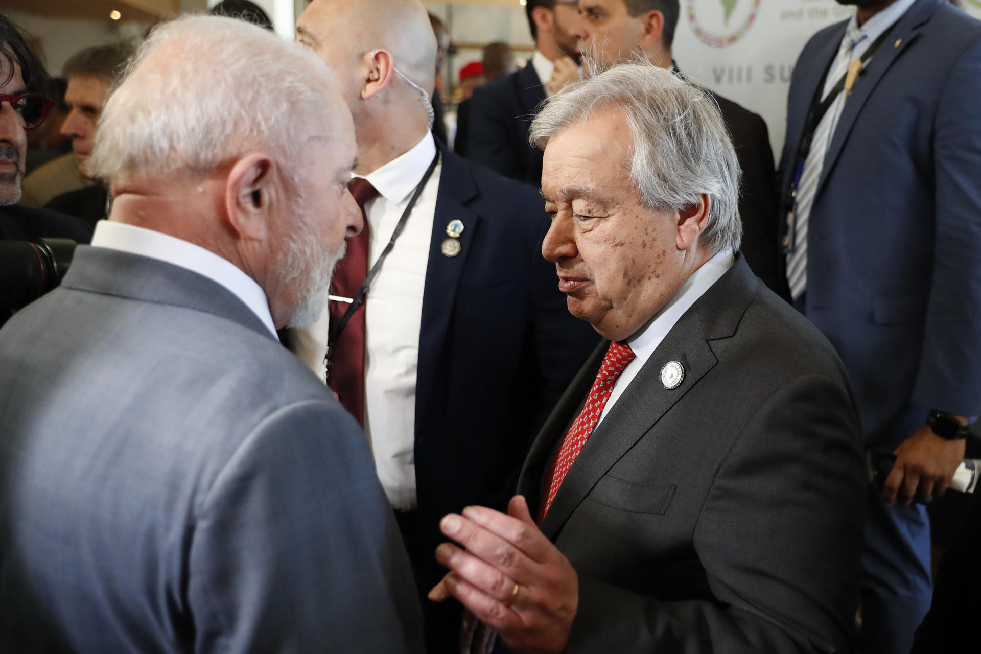 El presidente de Brasil, Luiz Inácio Lula da Silva (i), conversa con el secretario general de las Naciones Unidas (ONU), Antonio Guterres, mientras se preparan para la toma de una fotografía grupal durante la VIII cumbre de la Comunidad de Estados Latinoamericanos y Caribeños (Celac) este viernes, en Kingstown (S. Vicente y Granadinas). EFE/ Bienvenido Velasco
