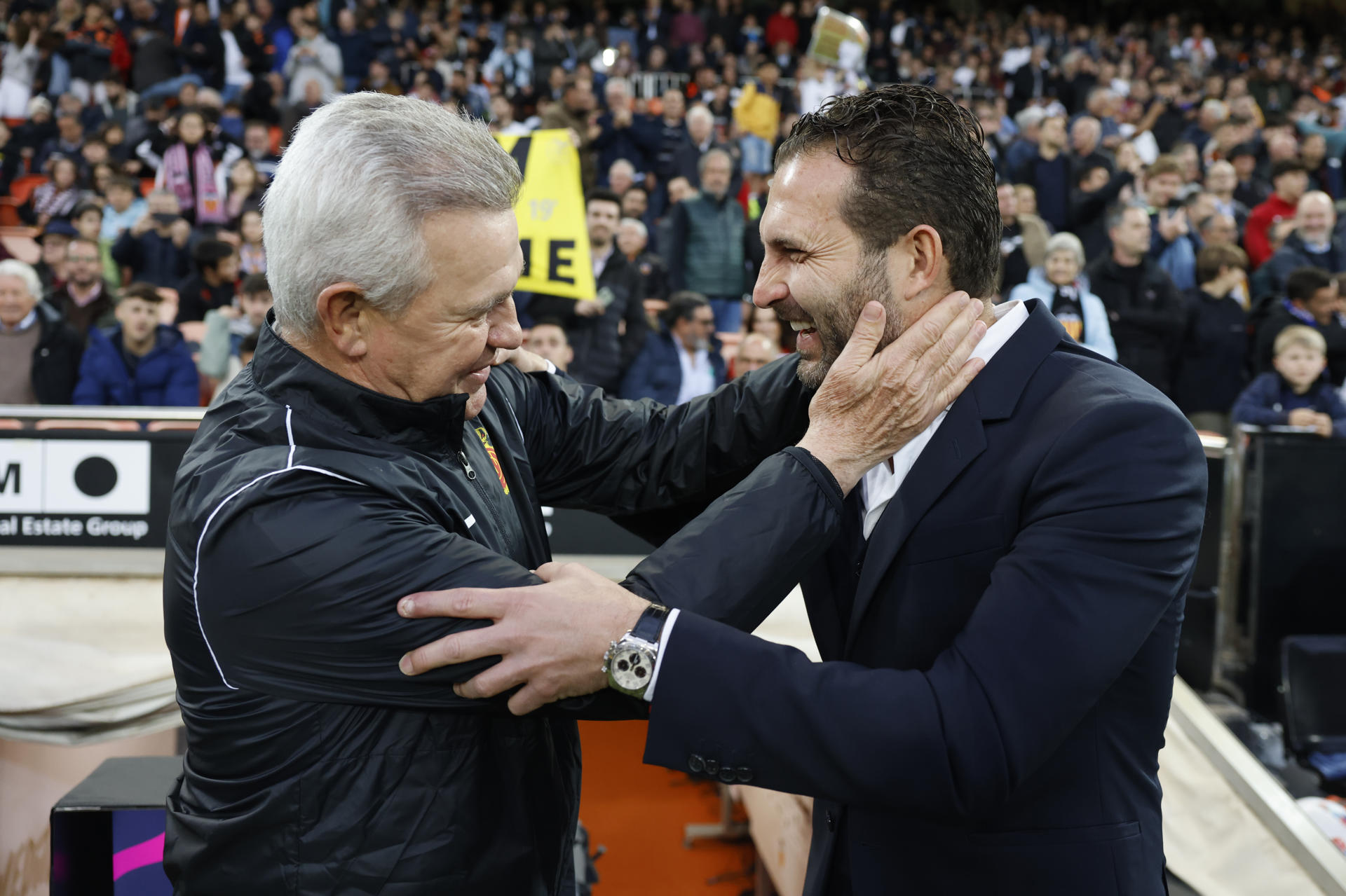 El entrenador del RCD Mallorca Javier Aguirre (i) saluda a Rubén Baraja, entrenador del Valencia CF, antes del comienzo del partido de la jornada 30 de LaLiga en el estadio de Mestalla, en Valencia. EFE/ Ana Escobar
