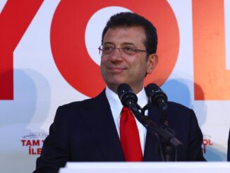 El alcalde de Estambul, el socialdemócrata Ekrem Imamoglu del partido CHP, lidera el recuento en Estambul. EFE/EPA/Tolga Bozoglu